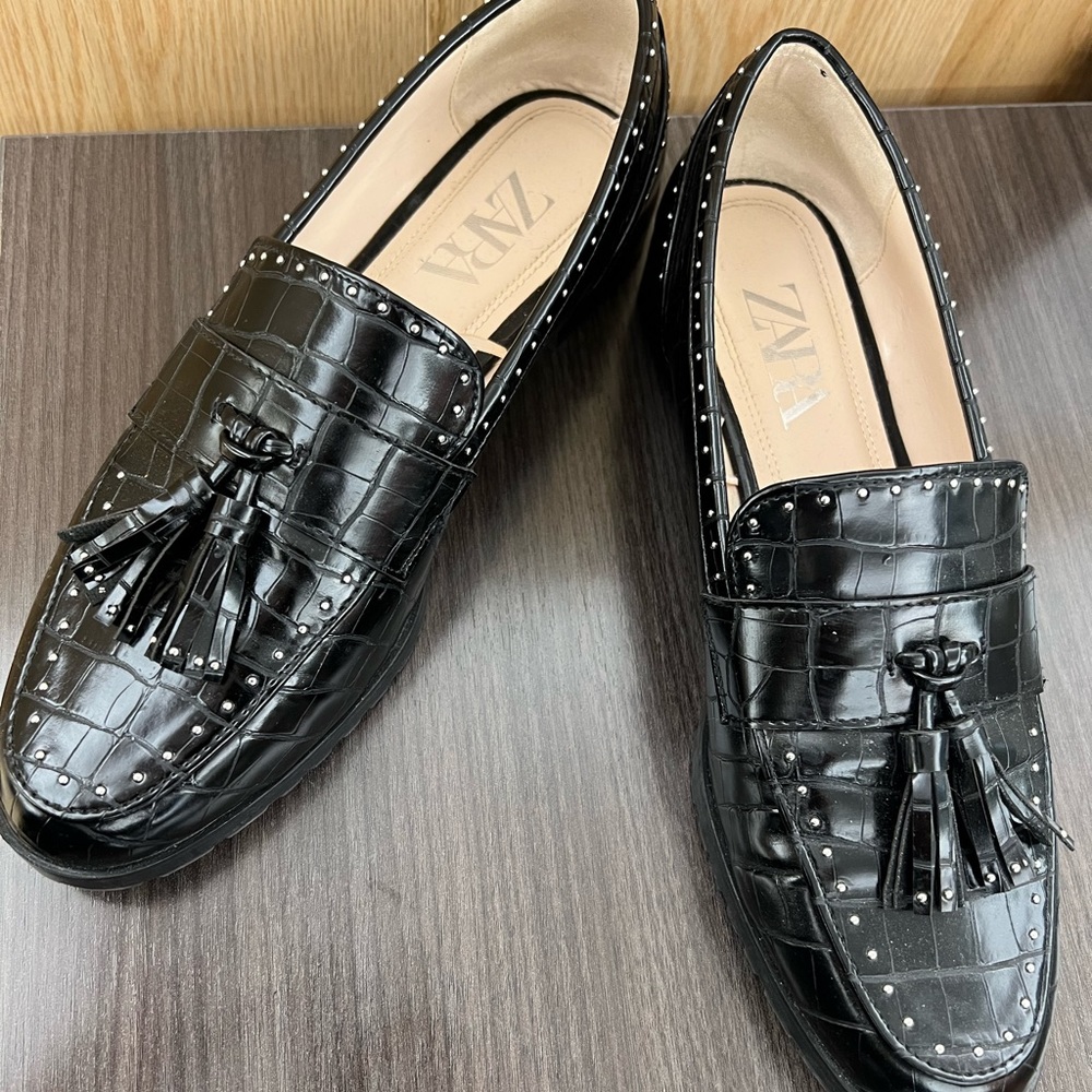 Zara. Black Loafers. Size 39.